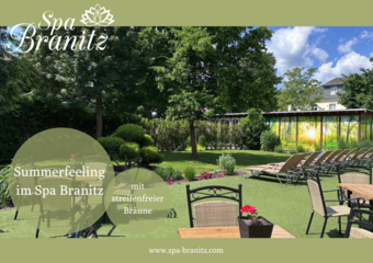 Gartenbereich des Spa Branitz mit vielen Tischen,Stühlen und Sonnenliegen. 